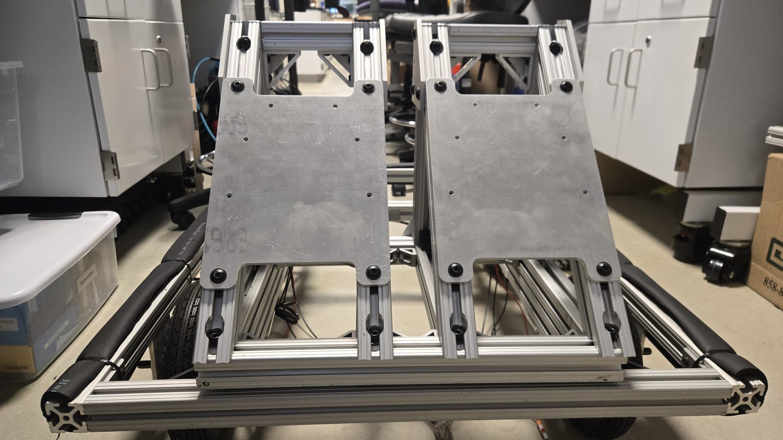 Aluminum extrusion chassis with two arm mounting plates